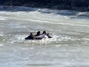 Permukaan Es Runtuh, Turis Terperosok ke Sungai