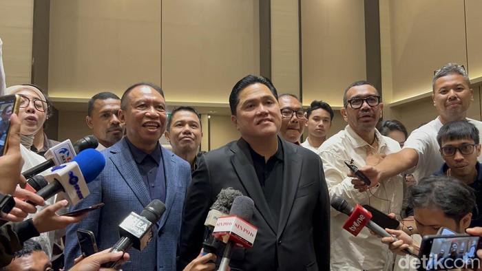 Konpers PSSI saat mengumumkan Timnas Indonesia tidak lagi dilatih Shin Tae-yong. Tampak antara lain Zainuddin Amali, Erick Thohir, dan Arya Sinulingga.
