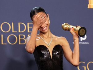 Tangis Zoe Saldana Sindir Kebijakan Donald Trump di Oscar