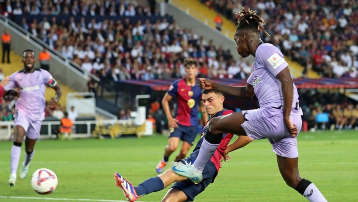 Nico Williams and Pedri play during the match between FC Barcelona and Athletic Club de Bilbao, corresponding to week 2 of LaLiga EA Sports, at the Lluis Companys Stadium in Barcelona, Spain, on August 24, 2024. (Photo by Joan Valls/Urbanandsport/NurPhoto via Getty Images)