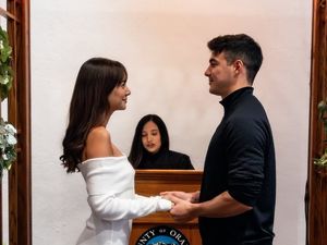 8 Foto Baju Pernikahan Simpel Aurelie Moeremans saat Dinikahi Tyler Bigenho 8 Foto Baju Pernikahan Simpel Aurelie Moeremans saat Dinikahi Tyler Bigenho