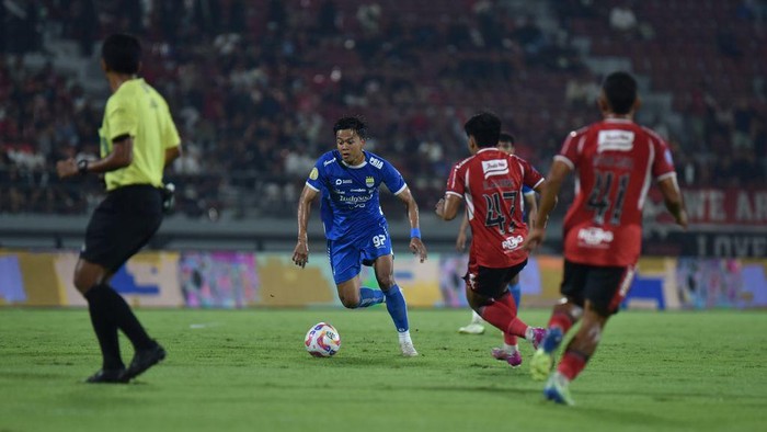Bek kiri PERSIB, Mohammad Edo Febriansyah mencoba melewati pemain Bali United pada pertandingan tunda pekan ke-12 Liga 1 2024/2025 di Stadion Kapten I Wayan Dipta Gianyar, Selasa, 7 Januari 2025.
