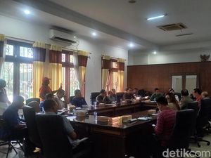DPRD Temukan Bangunan Vila di Bukit Ser yang Diduga Dicaplok Mafia DPRD Temukan Bangunan Vila di Bukit Ser yang Diduga Dicaplok Mafia