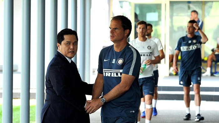 COMO, ITALY - SEPTEMBER 20:  President of FC Internazionale Erick Thohir is shaking hands with the Head Coach Frank de Boer during the FC Internazionale Training Session at Appiano Gentile on September 20, 2016 in Como, Italy.  (Photo by Pier Marco Tacca - Inter/FC Internazionale via Getty Images)