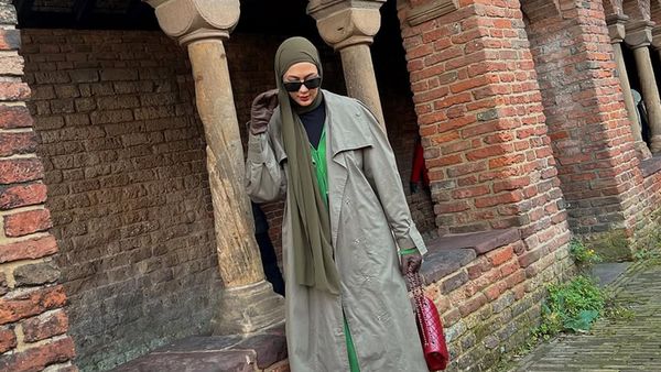 7 Potret Gaya Hijab Paula Verhoeven saat Liburan ke Belanda
