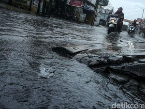 5 RT-3 Ruas Jalan di Jakarta Tergenang Banjir Pagi Ini, Tinggi Air Capai 35 Cm 5 RT-3 Ruas Jalan di Jakarta Tergenang Banjir Pagi Ini, Tinggi Air Capai 35 Cm