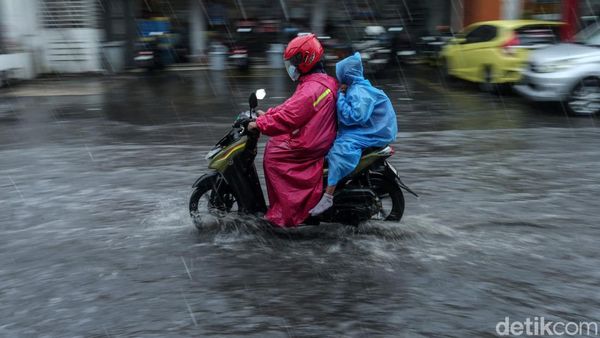 Potret Jalan di Tambun yang Langganan Banjir Padahal Hujan Sebentar
