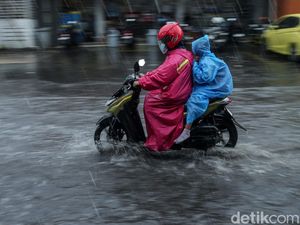 Potret Jalan di Tambun yang Langganan Banjir Padahal Hujan Sebentar