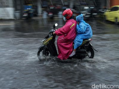 Potret Jalan di Tambun yang Langganan Banjir Padahal Hujan Sebentar