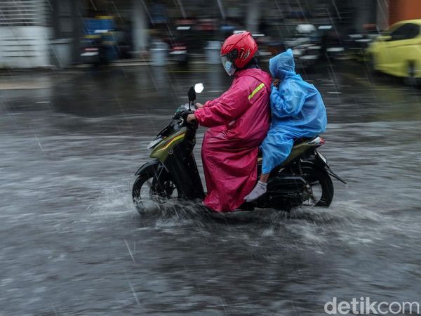 Potret Jalan di Tambun yang Langganan Banjir Padahal Hujan Sebentar