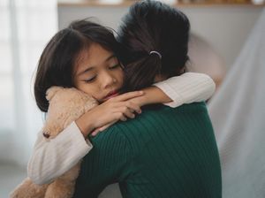 Jangan Sembarangan Cium-Pegang Anak, Ada Risiko Penyakit Mengintai Jangan Sembarangan Cium-Pegang Anak, Ada Risiko Penyakit Mengintai