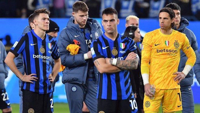 Soccer Football - Italian Super Cup - Final - Inter Milan v AC Milan - Al Awwal Park, Riyadh, Saudi Arabia - January 6, 2025 Inter Milans Lautaro Martinez, Yann Sommer and teammates looks dejected after the match REUTERS/Jennifer Lorenzini