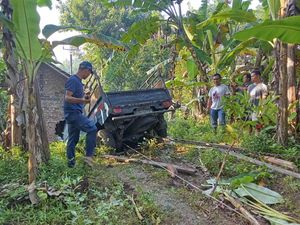 Mobil Pikap Angkut Molen Tabrak Rumah di Kalibawang Kulon Progo