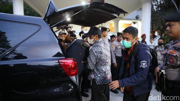 KPK Bawa Koper Biru dari Rumah Hasto, Ini Penampakannya