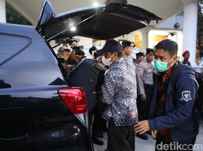 KPK Bawa Koper Biru dari Rumah Hasto, Ini Penampakannya