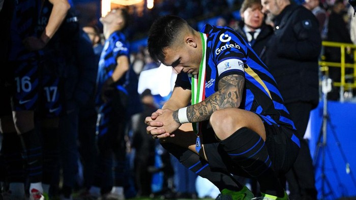 RIYADH, SAUDI ARABIA - JANUARY 06: Lautaro Martinez of FC Internazionale looks dejected at the end of the Italian Super Cup Final match between FC Internazionale and AC Milan at Al-Awwal Park Stadium on January 06, 2025 in Riyadh, Saudi Arabia. (Photo by Mattia Ozbot - Inter/Inter via Getty Images)