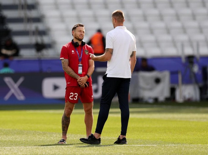 DOHA, QATAR - JANUARY 28: Marc Klok of Indonesia (L) speaks with Cameron Burgess of Australia during the pitch inspection prior to the AFC Asian Cup Round of 16 match between Australia and Indonesia at Jassim Bin Hamad Stadium on January 28, 2024 in Doha, Qatar. (Photo by Robert Cianflone/Getty Images)