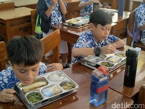 Video: Ada 2 Jenis Menu MBG yang Diberikan di SD Jakarta Barat Video: Ada 2 Jenis Menu MBG yang Diberikan di SD Jakarta Barat