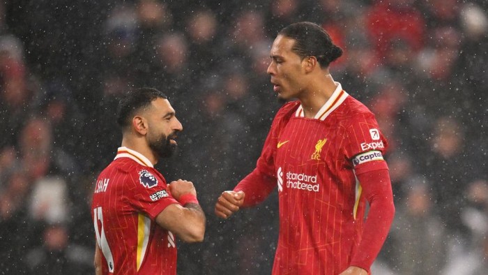 LIVERPOOL, ENGLAND - JANUARY 05: (THE SUN OUT, THE SUN ON SUNDAY OUT) Mohamed Salah of Liverpool celebrates with teammate Virgil van Dijk after scoring his teams second goal from the penalty-spot during the Premier League match between Liverpool FC and Manchester United FC at Anfield on January 05, 2025 in Liverpool, England. (Photo by Liverpool FC/Liverpool FC via Getty Images)