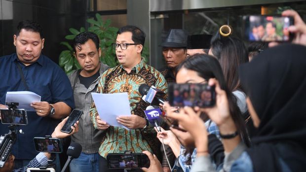 Aktivis anti korupsi Ubedilah Badrun (tengah) beserta sejumlah aktivis yang tergabung dalam Nurani 98 memberikan keterangan usai memberikan laporan di gedung KPK, Jakarta, Selasa (7/5/2024). Dalam kesempatan tersebut Nurani 98 menyikapi rilis Organized Crime and Corruption Reporting Project (OCCRP) yang mencantumkan nama Presiden Indonesia ke-7 Joko Widodo (Jokowi), dalam daftar nominasi pemimpin paling korup tahun 2024. ANTARA FOTO/Akbar Nugroho Gumay/YU