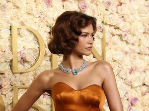7 Foto Zendaya Pamer Cincin Berlian di Golden Globes, Dilamar Tom Holland 7 Foto Zendaya Pamer Cincin Berlian di Golden Globes, Dilamar Tom Holland