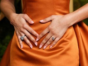 Video: Melihat Lebih Dekat Desain Tak Biasa di Cincin Tunangan Zendaya Video: Melihat Lebih Dekat Desain Tak Biasa di Cincin Tunangan Zendaya