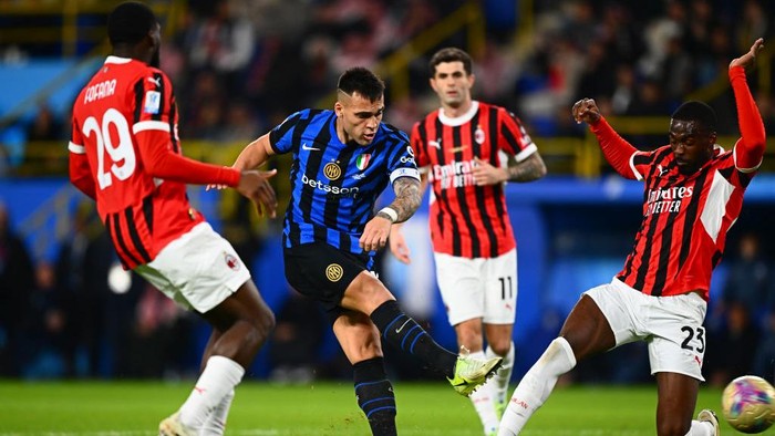 RIYADH, SAUDI ARABIA - JANUARY 06: Lautaro Martinez of FC Internazionale competes for the ball with Fikayo Tomori of AC Milan during the Italian Super Cup Final match between FC Internazionale and AC Milan at Kingdom Arena on January 06, 2025 in Riyadh, Saudi Arabia. (Photo by Mattia Pistoia - Inter/Inter via Getty Images)