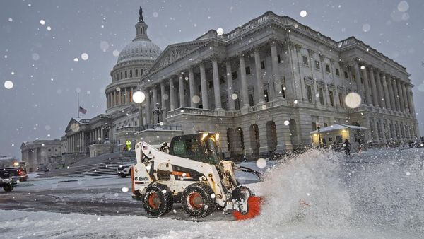 Potret AS Dihantam Badai Salju hingga Ganggu Penerbangan