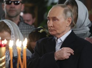 Potret Presiden Putin Khusyuk Jalani Ibadah Natal Ortodoks Potret Presiden Putin Khusyuk Jalani Ibadah Natal Ortodoks