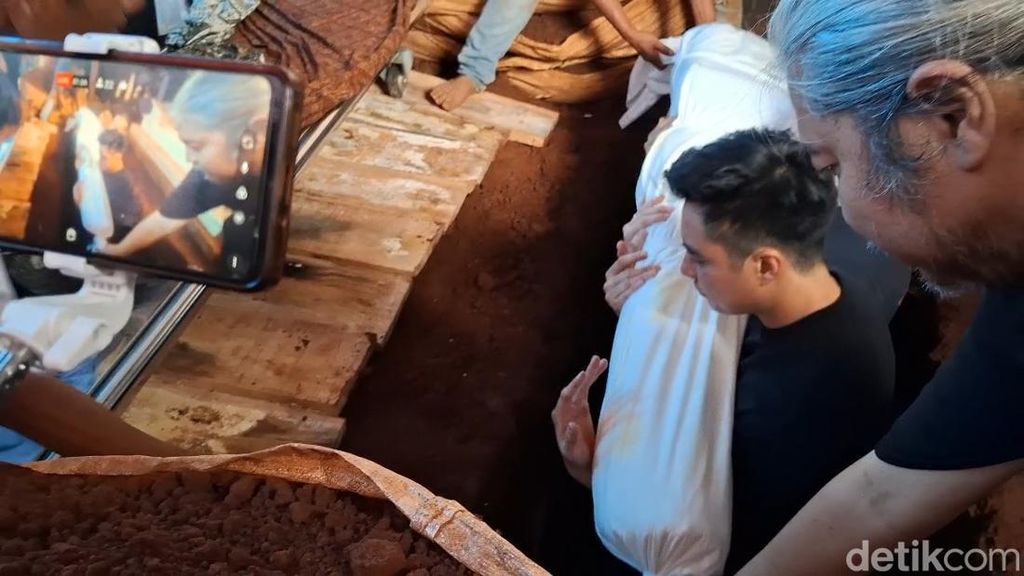 Momen Baim Wong Turun ke Liang Lahad Makamkan Sang Ayah Momen Baim Wong Turun ke Liang Lahad Makamkan Sang Ayah