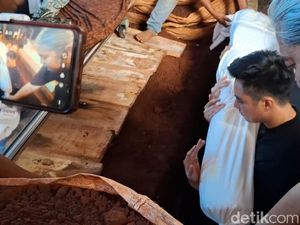 Momen Baim Wong Turun ke Liang Lahad Makamkan Sang Ayah