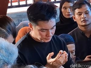 Doa Terakhir Baim Wong Kala Antar Sang Ayah ke Liang Lahat Doa Terakhir Baim Wong Kala Antar Sang Ayah ke Liang Lahat