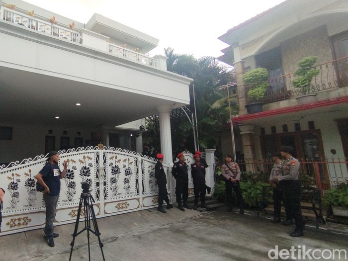 Rumah Hasto Kristiyanto dijaga oleh Satgas Cakra Buana PDIP dan polisi, 7 Januari 2025. (Maulana Ilhami Fawdi/detikcom) Rumah Hasto Kristiyanto dijaga oleh Satgas Cakra Buana PDIP dan polisi, 7 Januari 2025. (Maulana Ilhami Fawdi/detikcom)