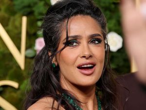 Salma Hayek Cerita Pengalaman Beradegan Seks