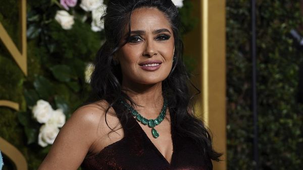 Pesona Salma Hayek Pamer Rambut Beruban di Red Carpet Golden Globes 2025