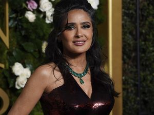 Pesona Salma Hayek Pamer Rambut Beruban di Red Carpet Golden Globes 2025
