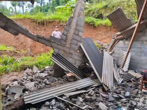 Rumah Warga Lereng Merbabu Boyolali Rusak Parah Tertimpa Longsor Rumah Warga Lereng Merbabu Boyolali Rusak Parah Tertimpa Longsor