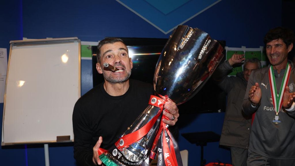 Selebrasi hisap cerutu Sergio Conceicao usai AC Milan juara Piala Super Italia 2024 (AC Milan via Getty Images/Claudio Villa)