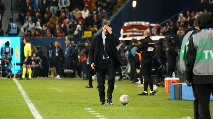 RIYADH, SAUDI ARABIA - JANUARY 6: Head coach Simone Inzaghi of Inter Milan gestures during the Italian Super Cup final match between Inter Milan and AC Milan at Al-Awwal Park Stadium in Riyadh, the capital of Saudi Arabia on January 6, 2025. (Photo by Ismael Adnan Yaqoob/Anadolu via Getty Images)