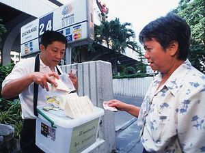Jungkir Balik Hidup Sirivat, Dulu Miliarder Kini Jadi Penjual Roti di Jalan Jungkir Balik Hidup Sirivat, Dulu Miliarder Kini Jadi Penjual Roti di Jalan