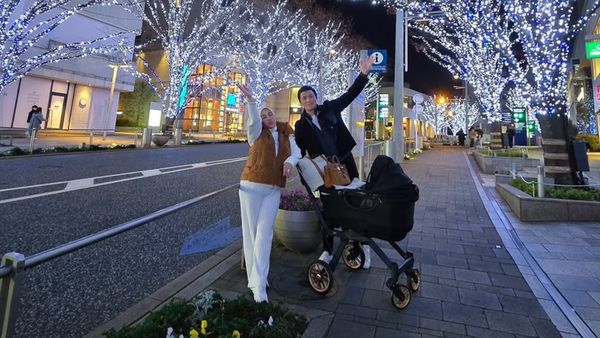 8 Gaya Syahrini Perdana Ajak Baby R ke Jepang, Tas Hermes Bikin Salfok