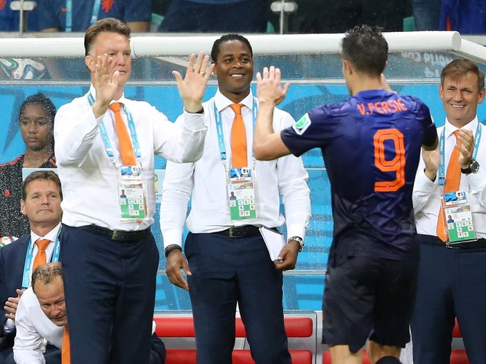 SALVADOR, BRAZIL - JUNE 13: Head coach of the Netherlands Louis Van Gaal and assistant-coach Patrick Kluivert congrat Robin Van Persie of the Netherlands when he's replaced during the 2014 FIFA World Cup Brazil Group B match between Spain and Netherlands at Arena Fonte Nova on June 13, 2014 in Salvador, Brazil. (Photo by Jean Catuffe/Getty Images)