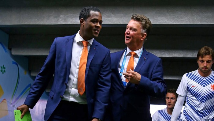 Timnas Belanda PORTO ALEGRE, BRAZIL - JUNE 18: Assistant coach Patrick Kluivert of the Netherlands (L) speaks with coach Louis van Gaal of the Netherlands prior to the 2014 FIFA World Cup Brazil Group B match between Australia and Netherlands at Estadio Beira-Rio on June 18, 2014 in Porto Alegre, Brazil. (Photo by Ryan Pierse - FIFA/FIFA via Getty Images)