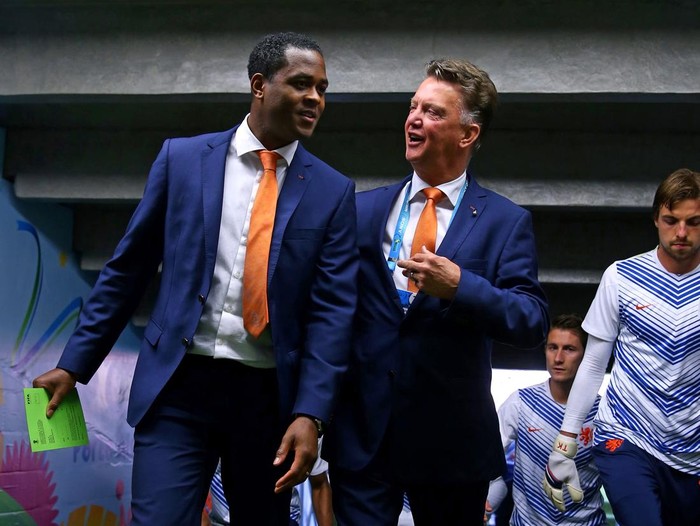 PORTO ALEGRE, BRAZIL - JUNE 18:  Assistant coach Patrick Kluivert of the Netherlands (L) speaks with coach Louis van Gaal of the Netherlands prior to the 2014 FIFA World Cup Brazil Group B match between Australia and Netherlands at Estadio Beira-Rio on June 18, 2014 in Porto Alegre, Brazil.  (Photo by Ryan Pierse - FIFA/FIFA via Getty Images)