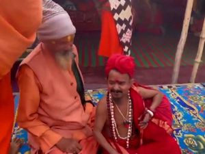 Video: Tokoh Spiritual India Ini Sudah 32 Tahun Tak Mandi, Apa Alasannya? Video: Tokoh Spiritual India Ini Sudah 32 Tahun Tak Mandi, Apa Alasannya?