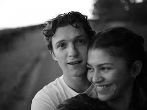 Video: Ayah Tom Holland Ungkap Keseriusan Putranya saat Bersiap Lamar Zendaya Video: Ayah Tom Holland Ungkap Keseriusan Putranya saat Bersiap Lamar Zendaya