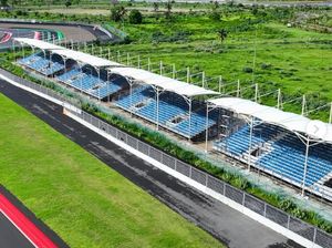 Tribun Murah Sirkuit Mandalika Pakai Atap, Penonton Tak Kepanasan Lagi Tribun Murah Sirkuit Mandalika Pakai Atap, Penonton Tak Kepanasan Lagi