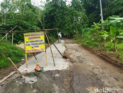 Warga Pandeglang Iuran Perbaiki Jalan Rusak: 20 Tahun Tak Ada Perhatian