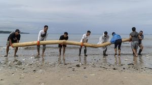 Warlok-Bule Gotong Royong Bersihkan Sampah di Pantai Kedonganan Bali