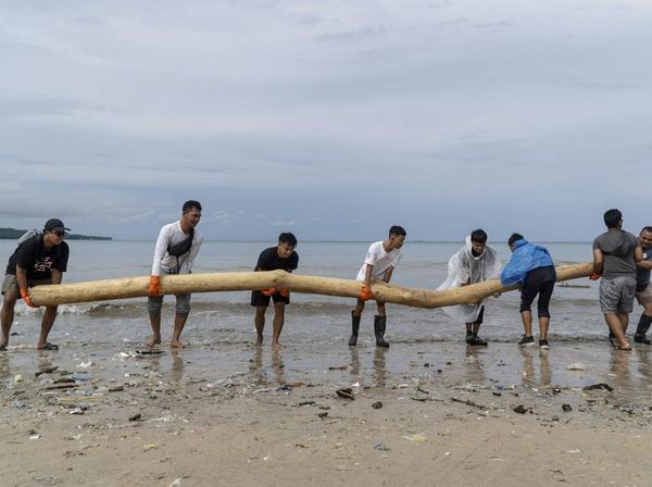 Warlok-Bule Gotong Royong Bersihkan Sampah di Pantai Kedonganan Bali